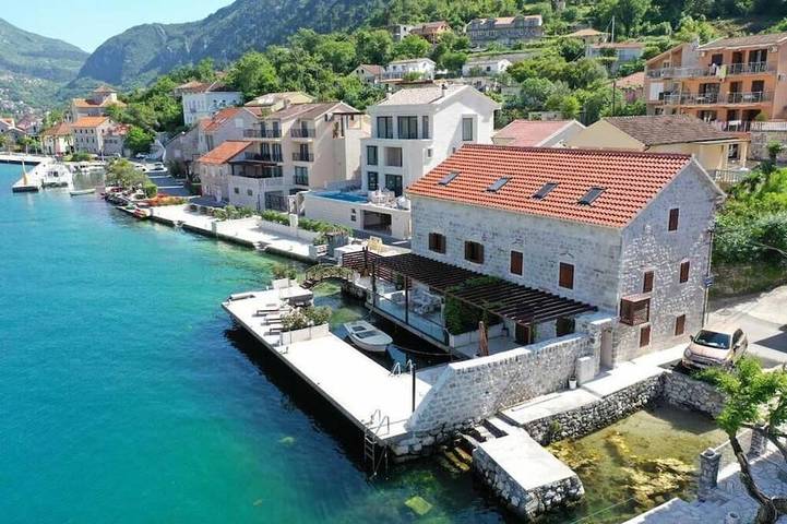 Location de vacances pour 8 personnes, avec terrasse à Kotor