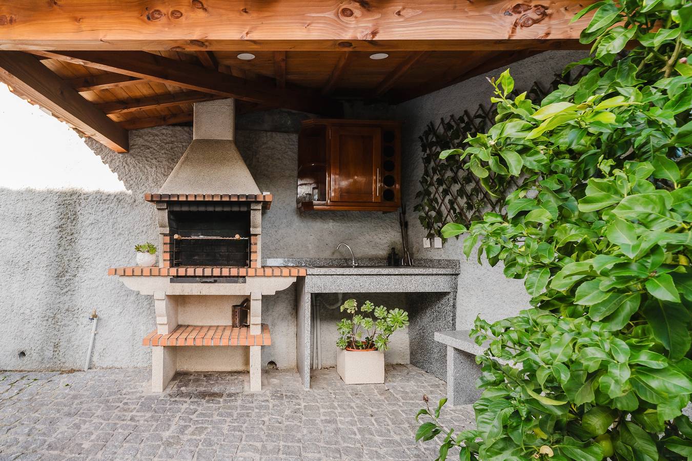 Holiday Home 'Alojamento Casa Da Pedra Verde' with Mountain View, Private Pool and Wi-Fi in Tabuaças, Braga District