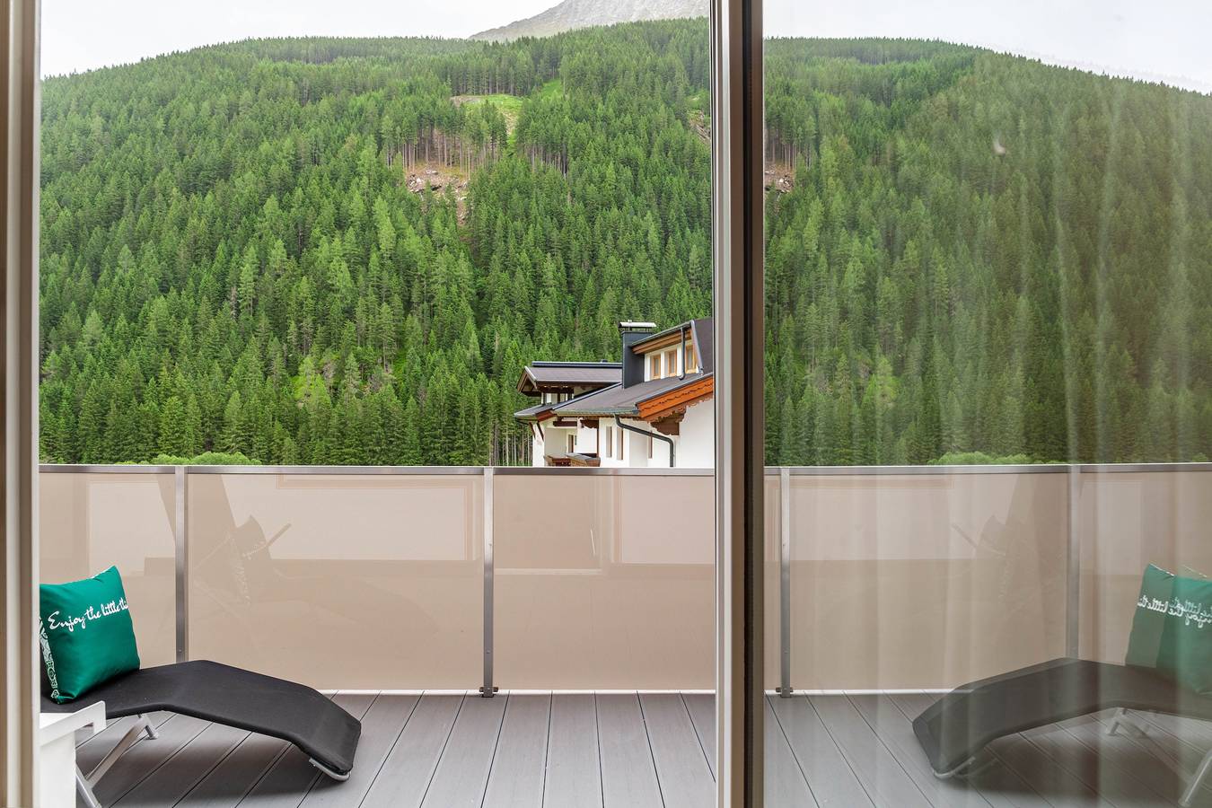 Ganze Wohnung, "Haus Alpenheim Ferienwohnung 3" mit Bergblick, Balkon & Wlan in Madseit, Hintertux