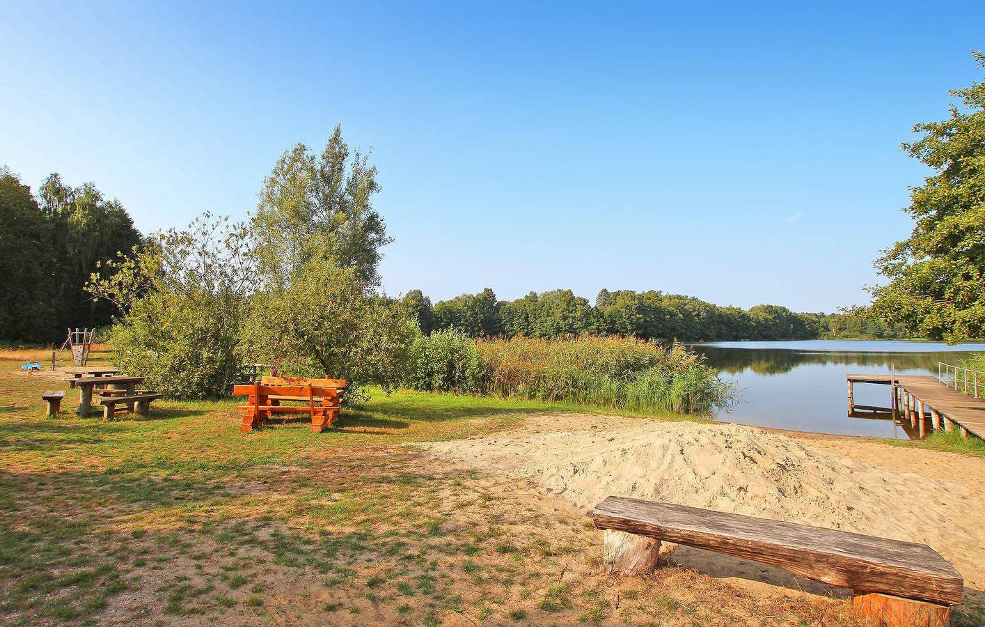 Ganze Ferienwohnung, Strandnahe Wohnung mit Parkplatz, Küche & Internet - 100m zur Badestelle Wokuhl in Wokuhl-Dabelow, Mecklenburg-Strelitz