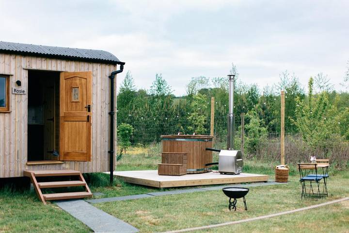 Glamping for 2 people, with Hot tub and Garden as well as View in Oxfordshire