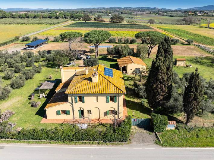 Villa pour 8 personnes, avec piscine et jardin à Cecina