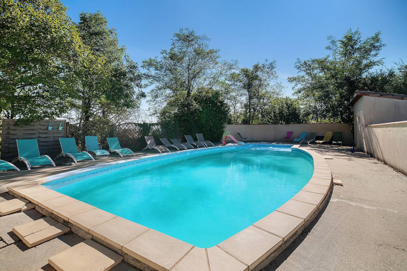 Gîte Le Tournesol – Vue Montagne, Piscine Partagée et Wi-Fi in Salles-sur-l'Hers, Région de Carcassonne