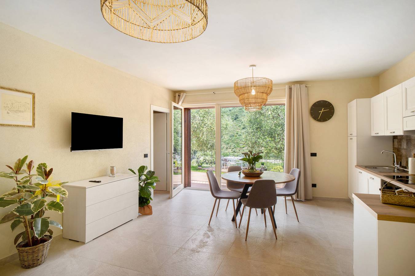 Ganze Wohnung, Ferienwohnung 'Micuzzo' mit Bergblick, Wi-Fi und Klimaanlage in Cipressa, Riviera di Ponente