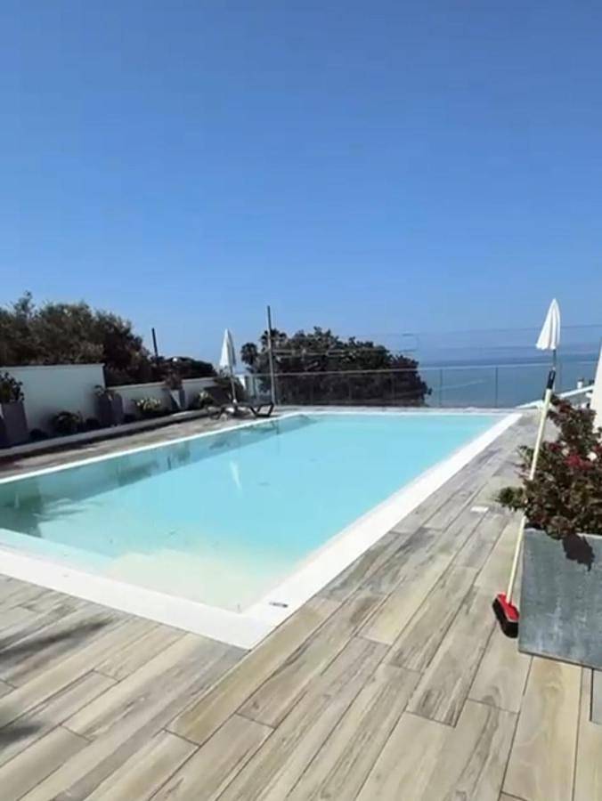 Villa per 12 persone, con terrazza e piscina nonché giardino e panorama in Capo Vaticano