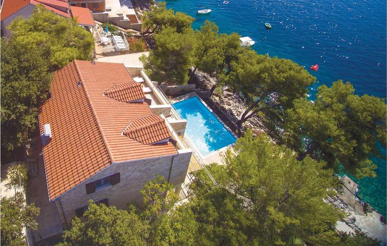 Charming 2-Bedroom Apartment with Pool Near Beach in Blato, Korcula