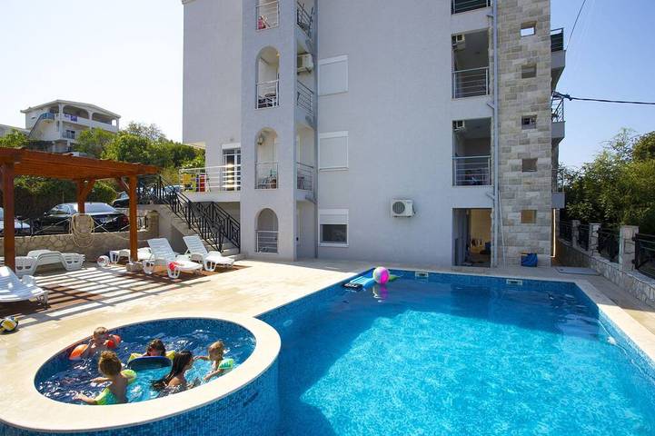 Appartamento per 4 persone, con balcone e giardino nonché piscina in Montenegro