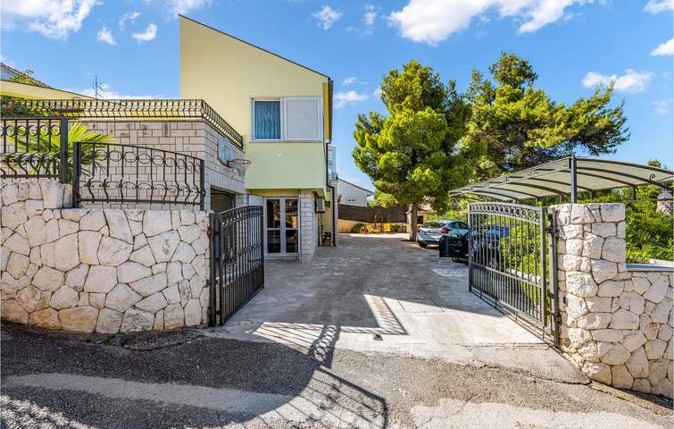 Reizendes Apartment mit Meerblick, Terrasse, WLAN und Parkplatz in Strandnähe in Žaborić, Šibenik-Knin