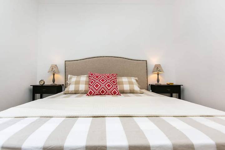 Entire apartment, Belem! Charming 2 Bedroom Apartment w terrace, Wifi & free street parking in Ajuda, Costa de Lisboa