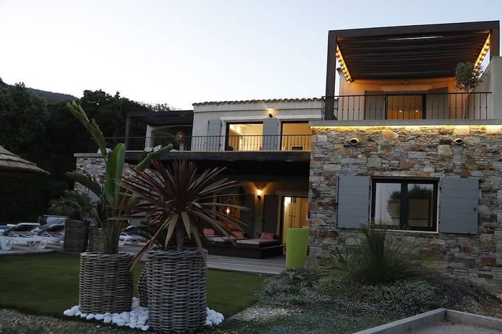 Magnifique Villa vue Mer, Piscine, 300m de la Plage, Bateau à moteur 12m , in Rayol-Canadel-sur-Mer, Parc national de Port-Cros