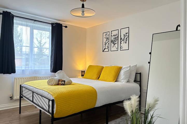 Appartement entier, 2Br/2Ba • 2 King Beds • Parking • Home Away Home in Crawley, Sussex de l'Ouest