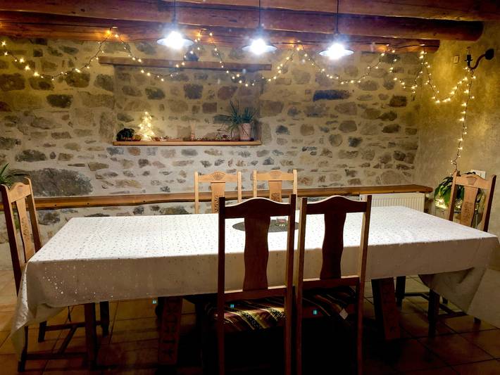 Gîte 'Authentisch und Gemütlich' mit Privater Terrasse, Wlan und Klimaanlage in Charbonnières-les-Vieilles, Regionaler Naturpark Volcans d'Auvergne