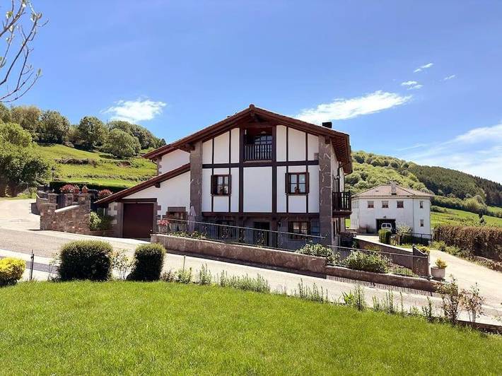 Casa rural para 8 personas, con terraza y vistas en Larráun