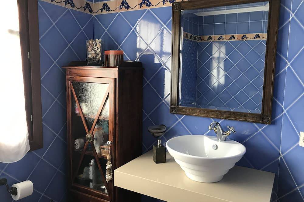 Great location, perfect for groups of 15 people. Private garden with barbecue in Murguía, Zuia