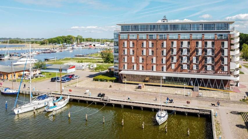 Hotel, mit Terrasse und Seeblick sowie Ausblick