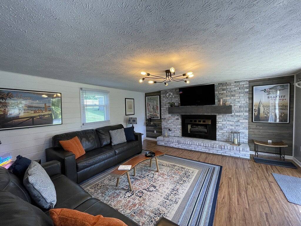 Dolly inspired 1940s 2 bedroom Bungalow near Laurel Lake, hiking, and more in Daniel Boone National Forest