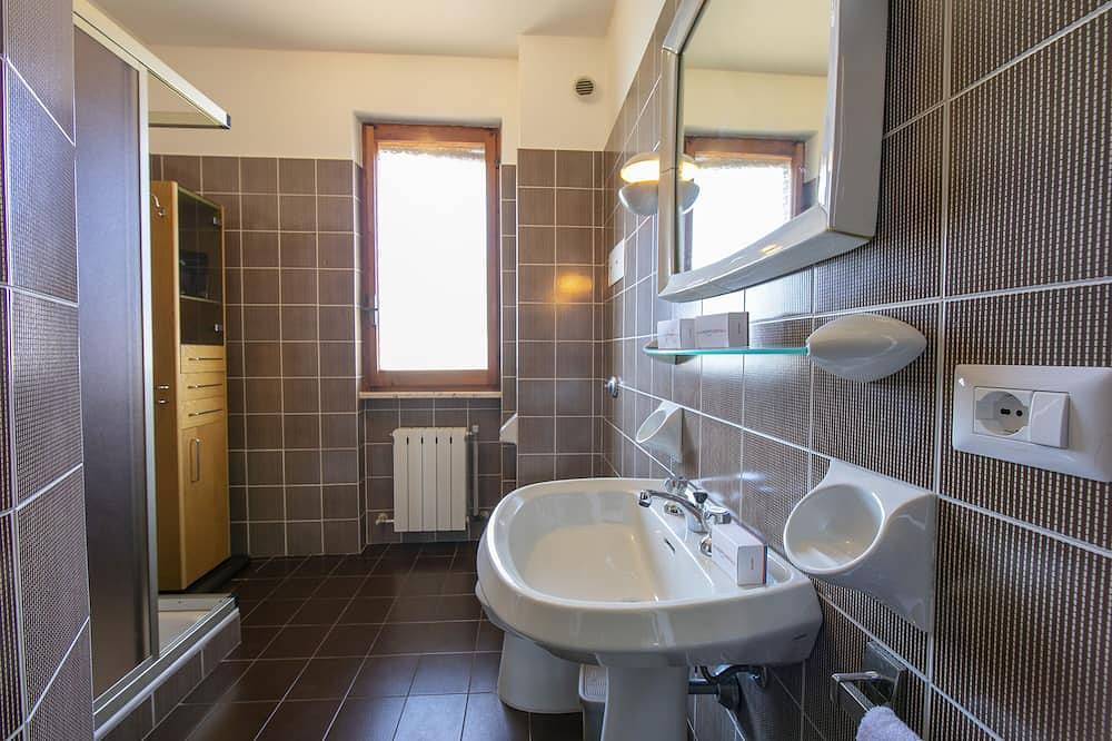 Ganze Wohnung, Villa Fiorita - Apt 4 - Mimosa, Sirmione, Italy in Colombare, Sirmione