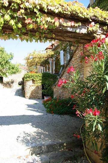 Maison d’hôte pour 2 personnes, avec terrasse ainsi que jardin et piscine à Saint-Amand-de-Coly