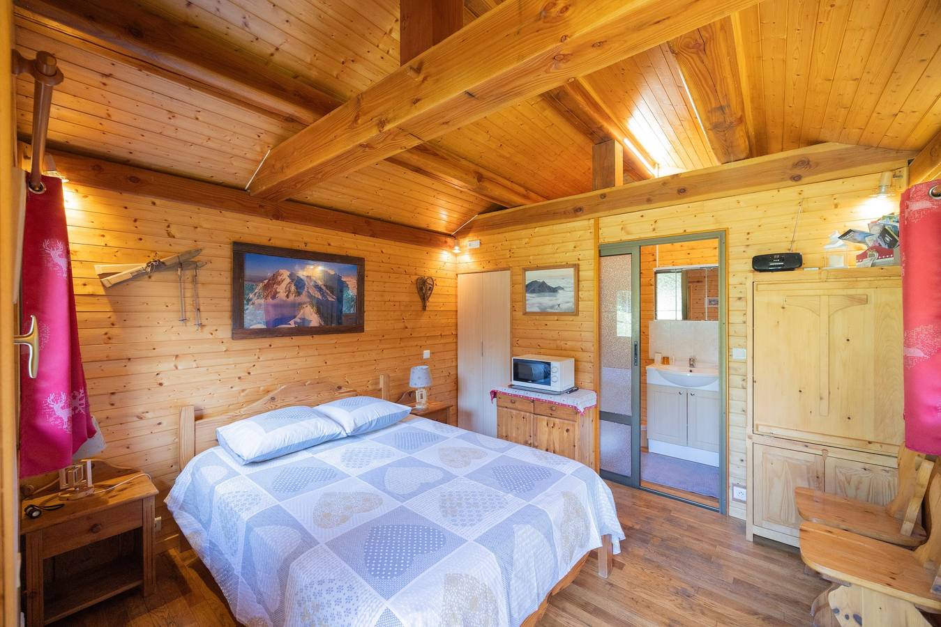 Bed & Breakfast 'Petit Chalet' met privéterras, balkon en wifi in Le Revard, Montcel