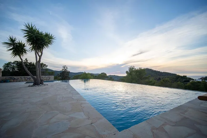 Villa für 12 Personen, mit Ausblick und Pool sowie Garten und Terrasse - 1