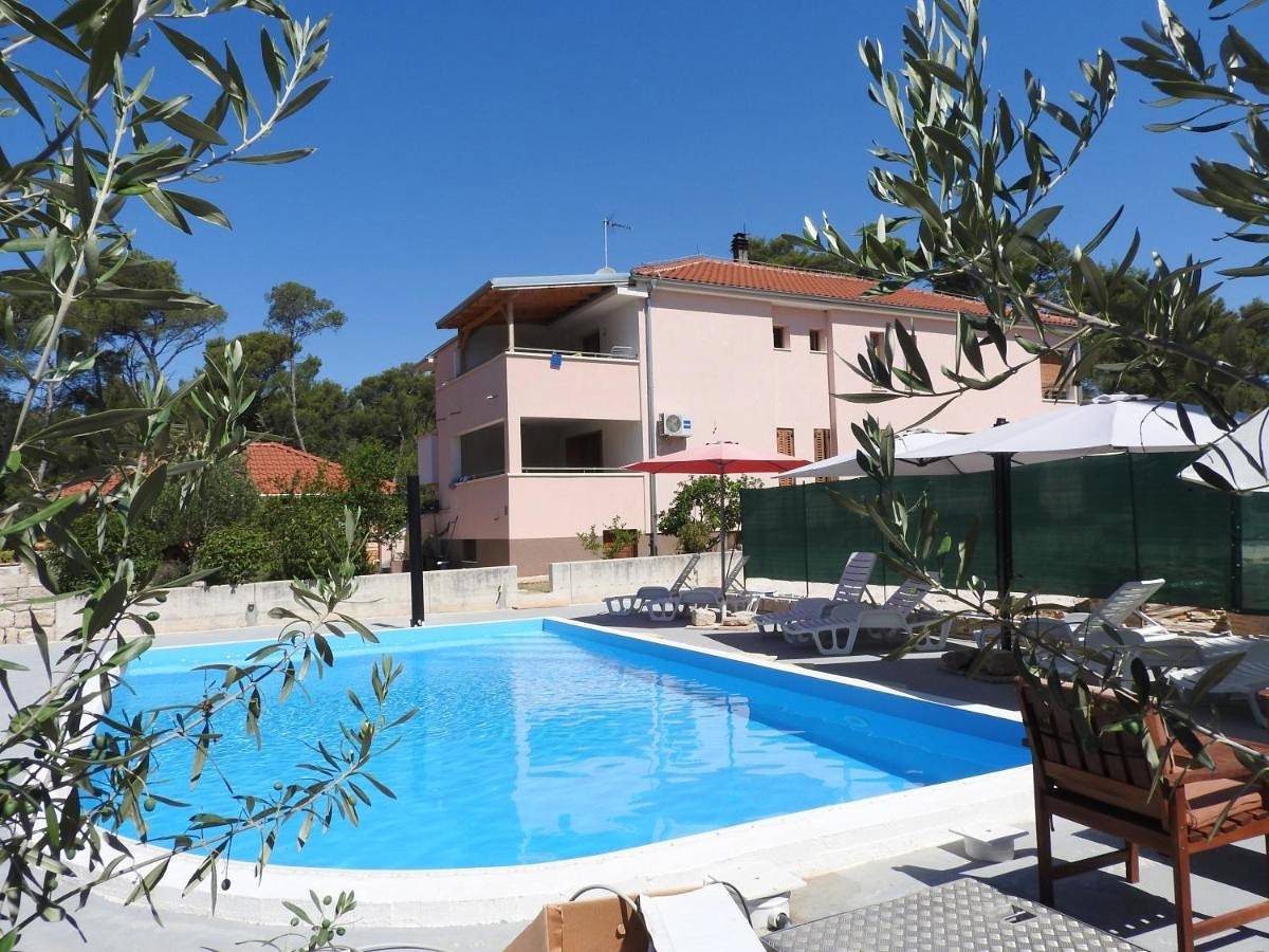 Ganze Wohnung, Three-Bedroom Suite in Ciuleanu-Veres Beach, Pakostane