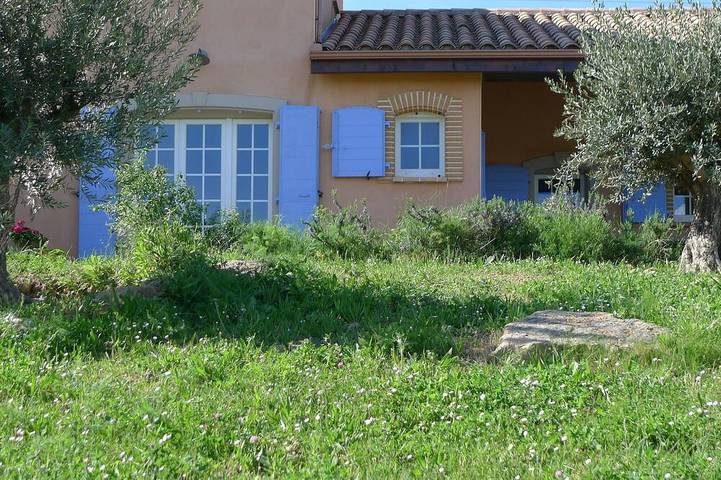 Gîte pour 5 personnes, avec piscine ainsi que jardin et terrasse à Verzeille