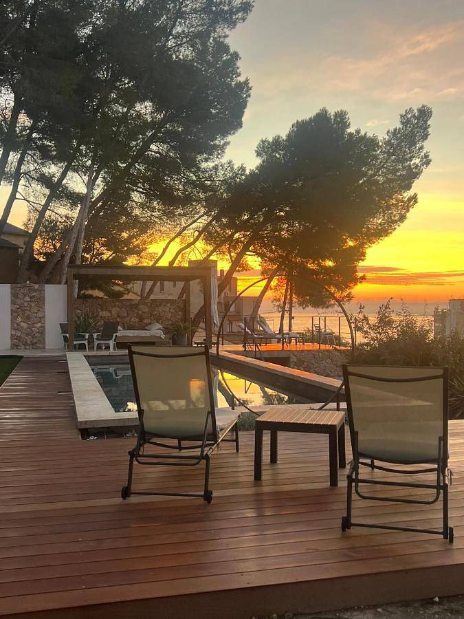 Ferienwohnung für 2 Personen, mit Terrasse und Garten sowie Pool und Seeblick in Martigues