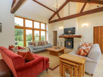 Log Cabin for 8 People in The Cotswolds, South East England, Photo 1