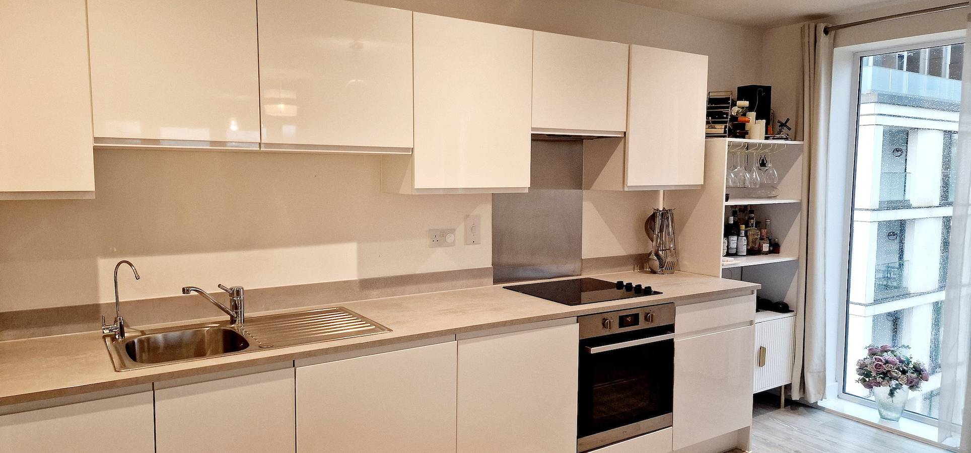 Entire holiday apartment, Gym, Free Parking, 25 Mins to Central London in Surrey