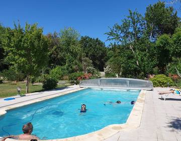 Gîte pour 6 personnes, avec jardin ainsi que terrasse et piscine, animaux acceptés à Montesquieu-des-Albères