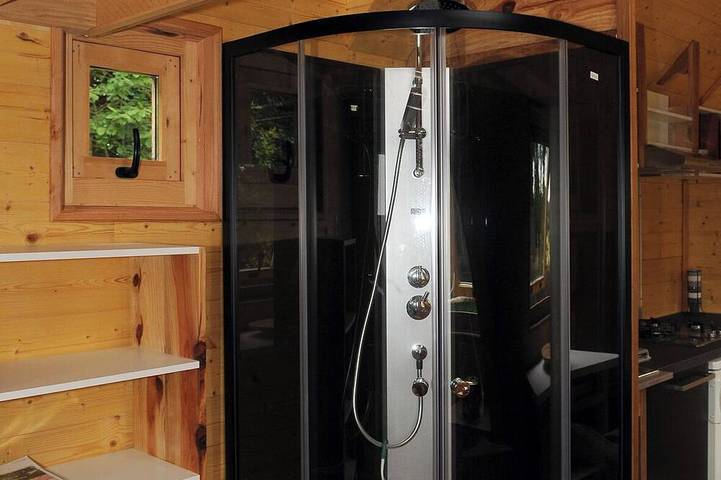 A tiny house in a quiet meadow—the perfect place to unwind. Sauna in Nivillac, Vannes region