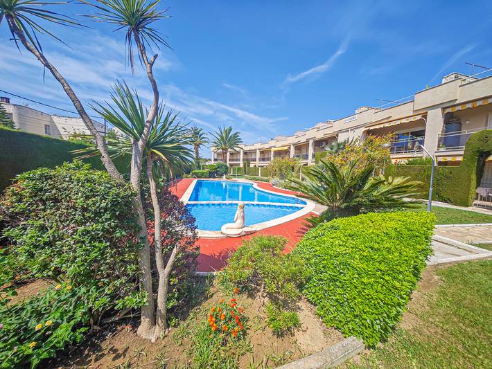 Ferienwohnung für 5 Personen, mit Terrasse und Garten sowie Pool in Cambrils