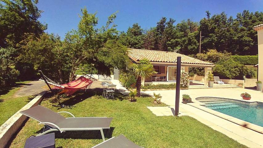 Maison de vacances pour 3 personnes, avec Terrasse et Jardin ainsi que Piscine et Vue
