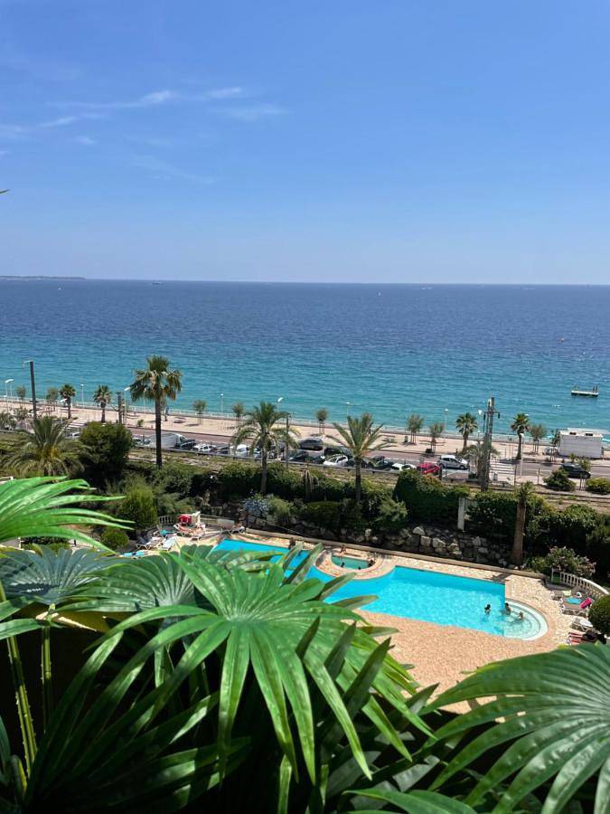 Gîte pour 4 personnes, avec vue et bassin pour enfant ainsi que piscine et jardin dans Office De Tourisme Cannes La Bocca