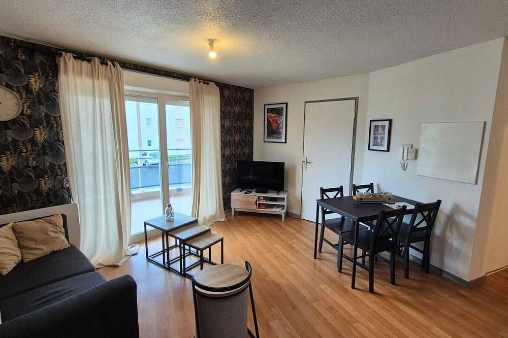 Ganze Wohnung, Apartment with Secure Parking in Ploumagoar, Guingamp Region