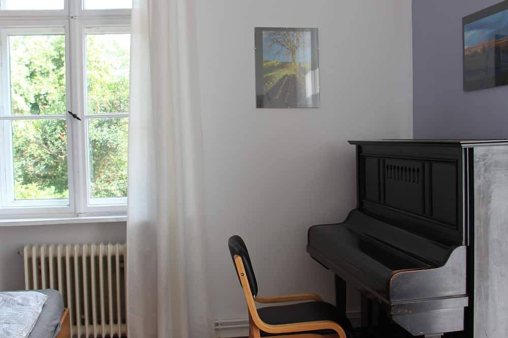 Ganze Wohnung, Hundertjähriges Haus neben noch älterer Eiche mitten im Feld in Letschin, Märkische Schweiz-Oderland