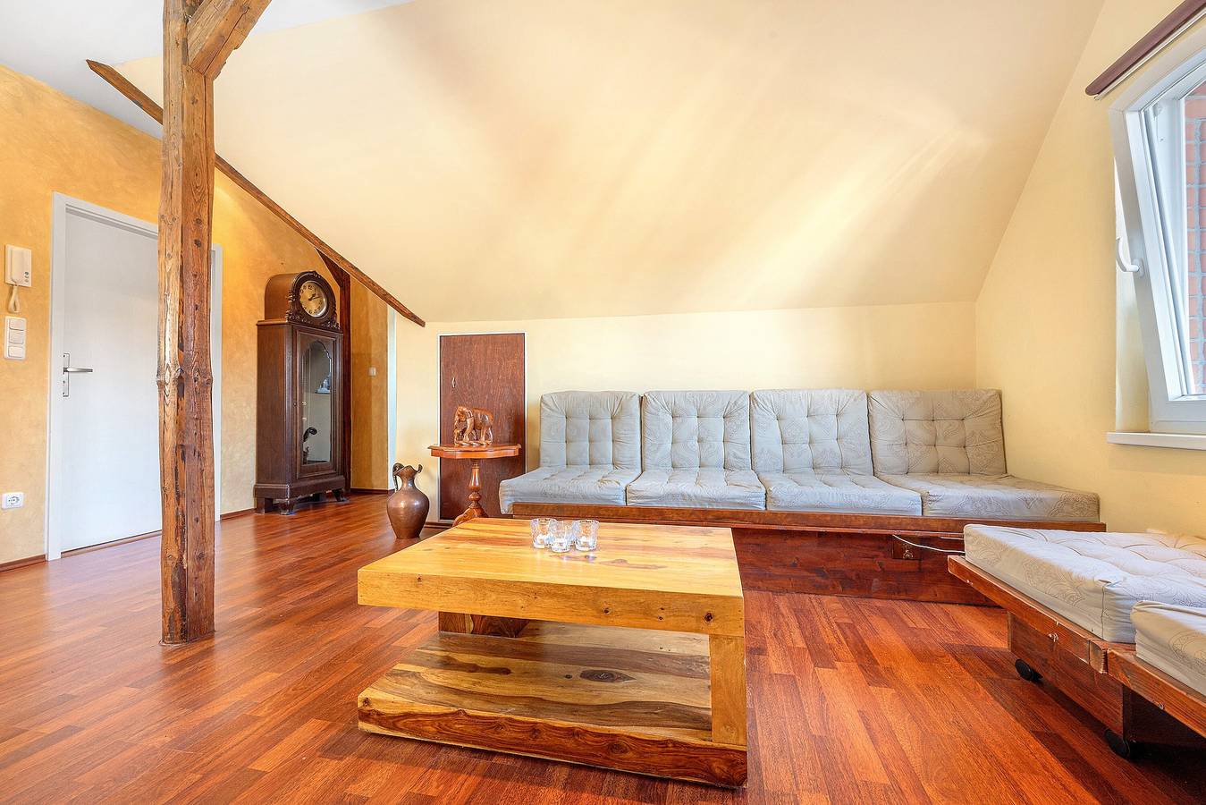 Appartement entier, Appartement de vacances 'Dachgeschosswohnung Wohllebe' avec Wi-Fi et climatisation in Döhren-Wülfel, Hanovre