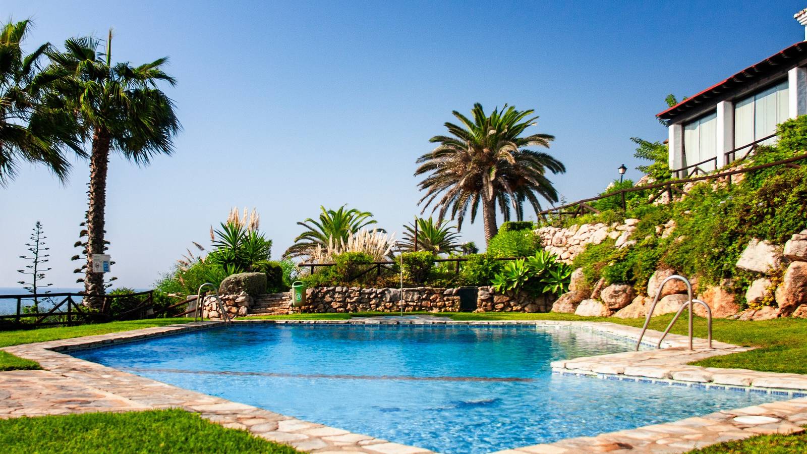 Beachfront Boho-Chic I – Stilvolles Haus direkt am Meer in Playa de Guadalobon, Estepona