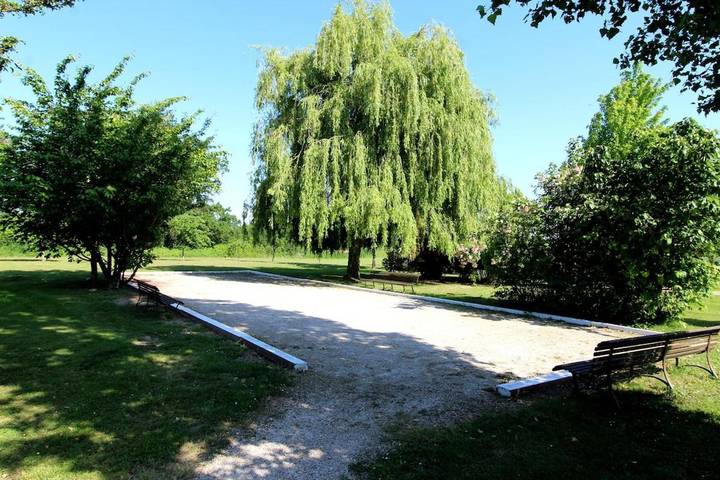 Location de vacances pour 41 personnes, avec terrasse et piscine dans Saint-Trivier-sur-Moignans - 3