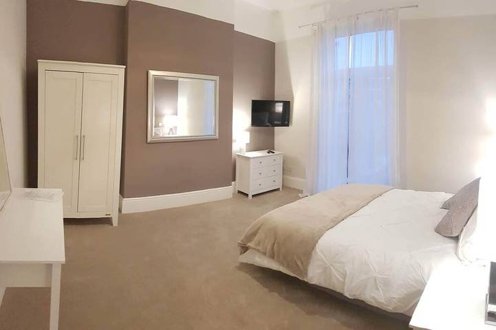 Helles, luftiges und geräumiges Zimmer. Zentral gelegen in Portsmouth, Südostengland