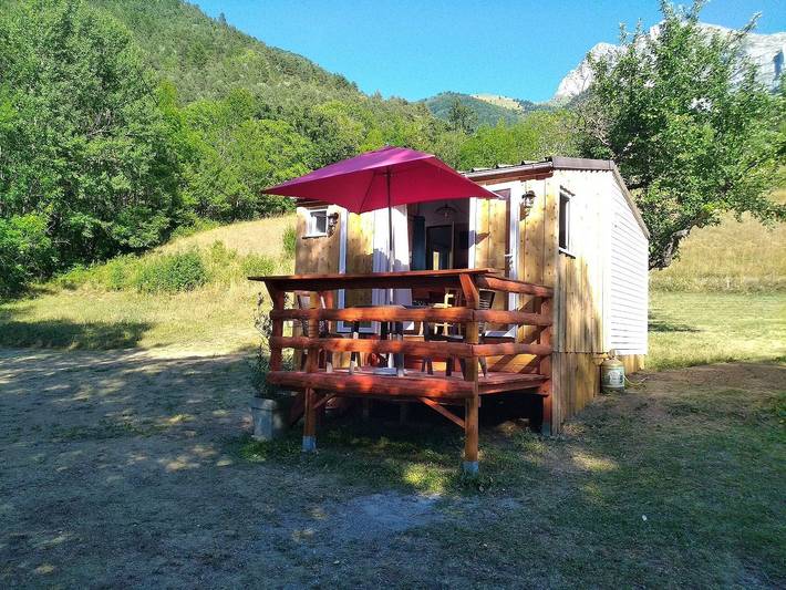 Location de vacances pour 4 personnes, avec Jacuzzi et Terrasse ainsi que Jardin et Piscine dans l' Isère