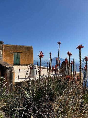 Gîte pour 8 personnes, avec vue et jardin dans Alicudi