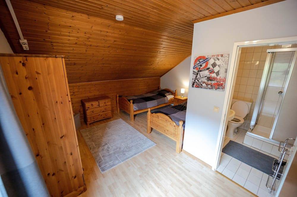 Chalet 48 - Holiday home with pool near Nassfeld and many lakes in Gailtaler Alpen, Gitschtal