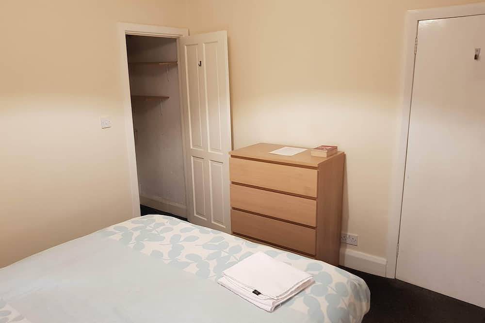 Prenton 1 Double Room near Liverpool in Merseyside