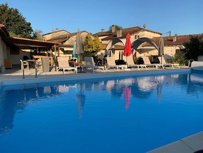 Location de vacances pour 2 personnes, avec Terrasse et Jardin ainsi que Piscine et Sauna à Blanzaguet-Saint-Cybard