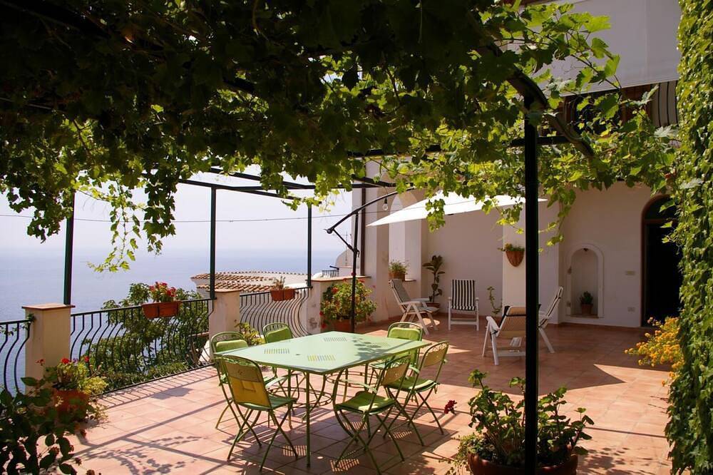 Apartamento entero, Muy bonita casa con gran terraza y vistas al mar a tan sólo 6 km de Positano in Praiano, Costa Amalfitana