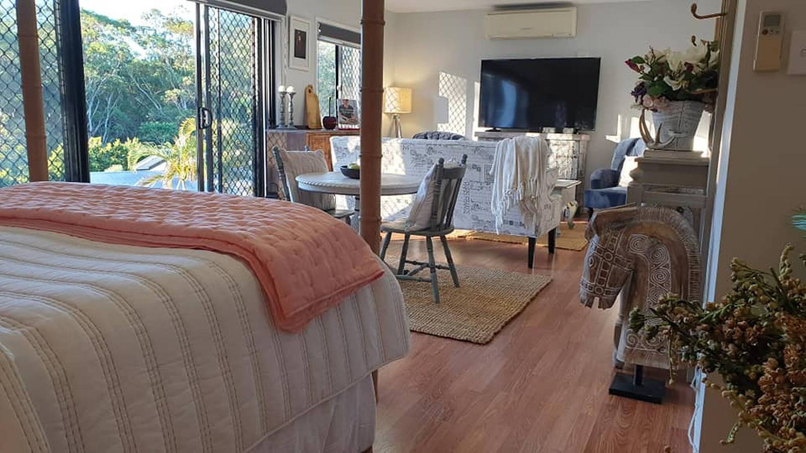 Entire studio, Stylish Studio in Reedy Creek in Gold Coast City