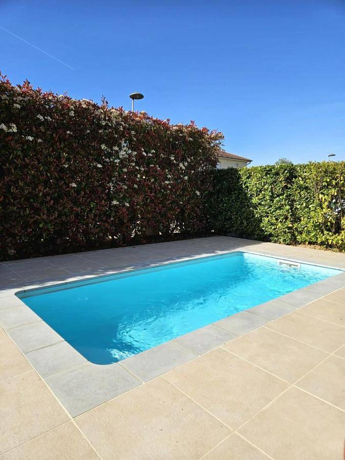 Location de vacances pour 4 personnes, avec Terrasse ainsi que Jardin et Piscine à Bourg-en-Bresse - 4