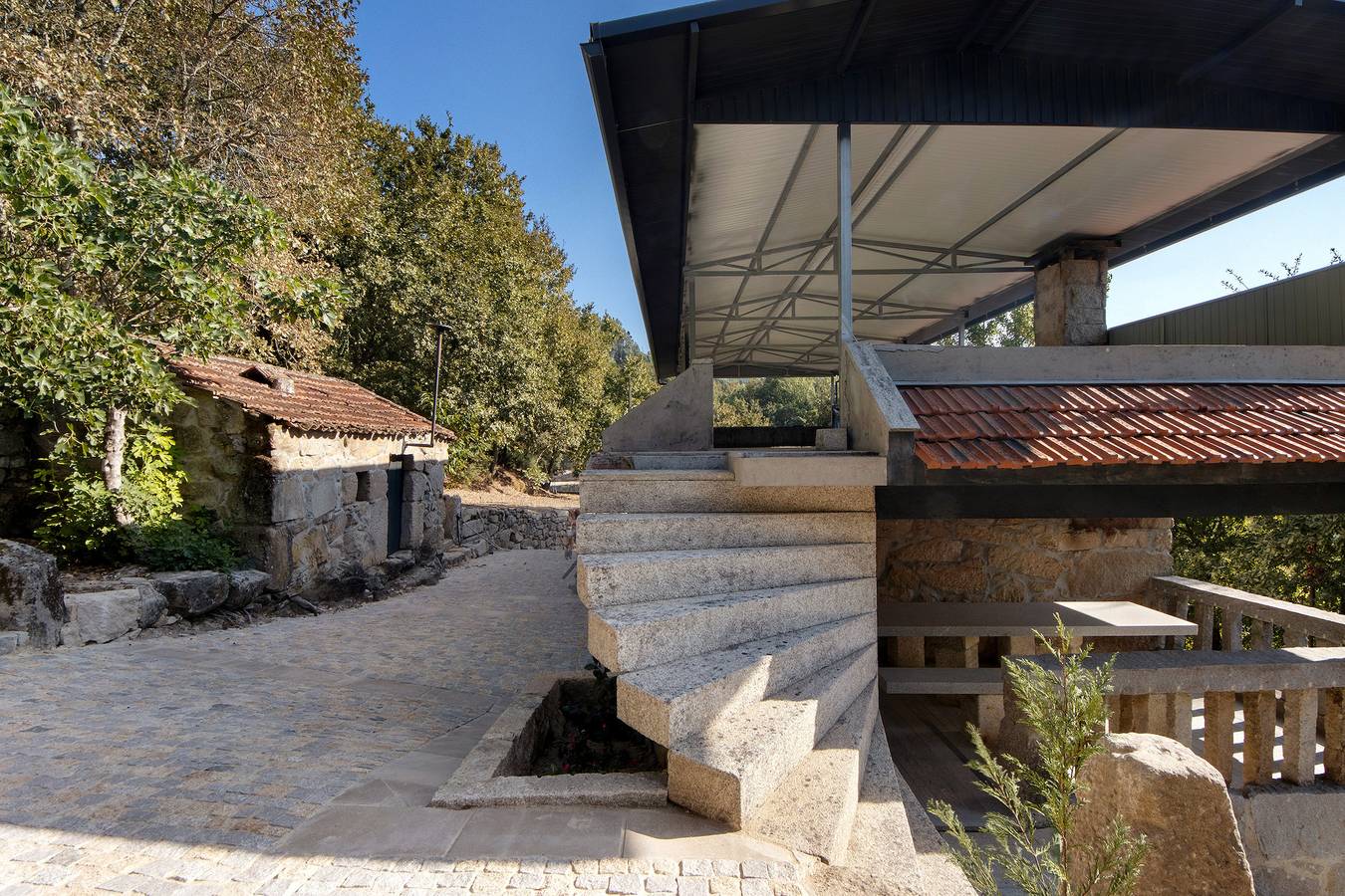 Casa de férias 'Nature Stone and Villas - Casa 5' vista para a montanha, jardim e ar condicionado in Vila Boa do Bispo, Distrito do Porto