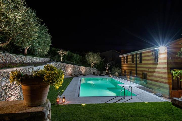 Agriturismo per 2 persone, con panorama e piscina nonché giardino a Sona